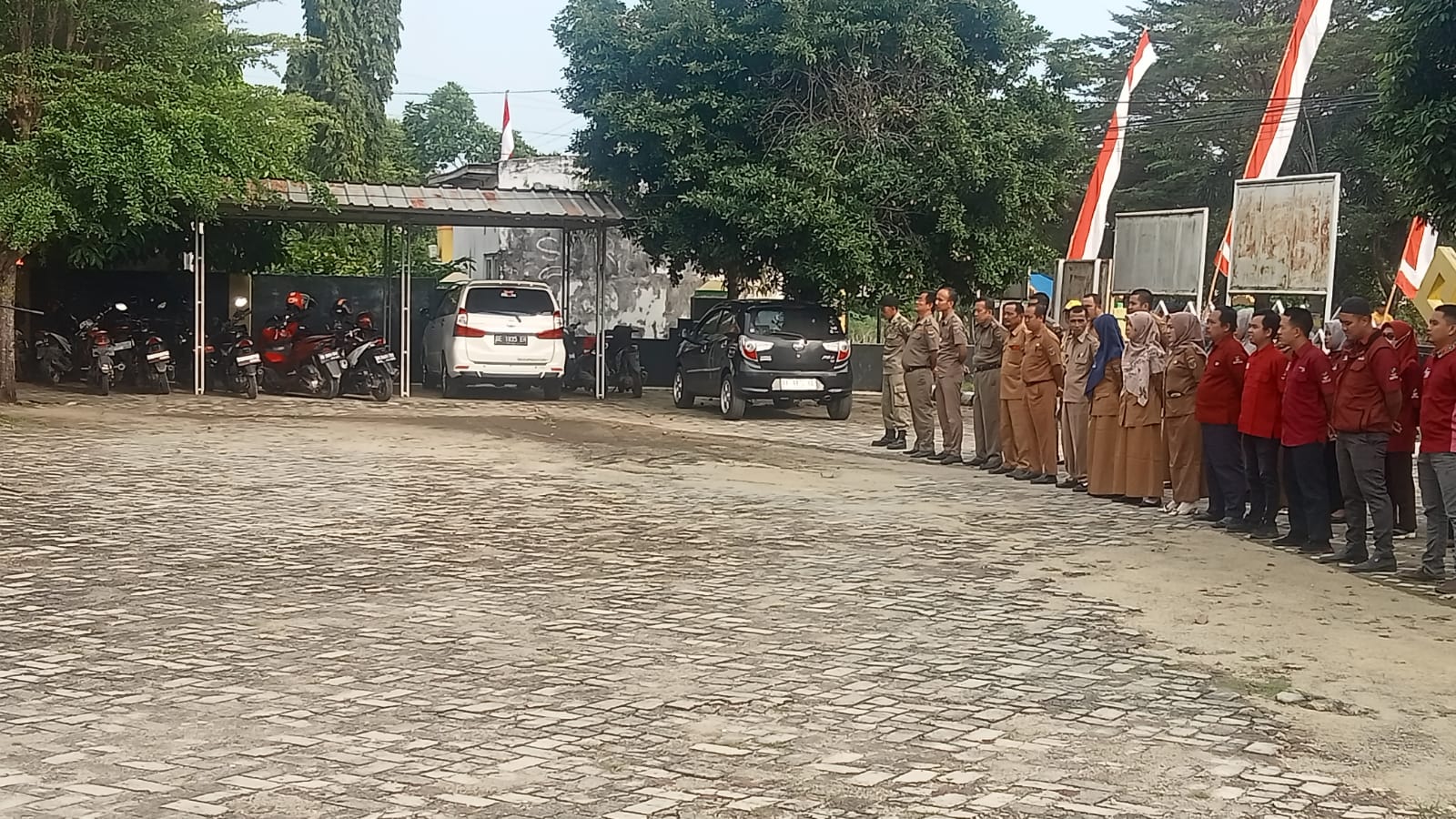 Melaksanakan Apel Mingguan di Halaman Kantor Kecamatan Seputih Agung (senin, 05 Agustus 2024)